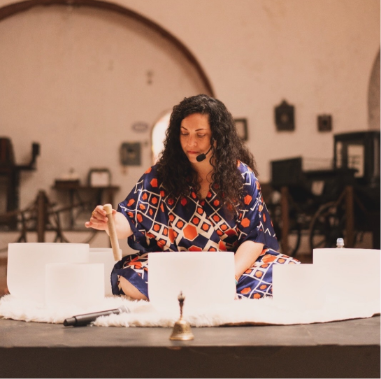 Verónica María durante una sesión de sound healing